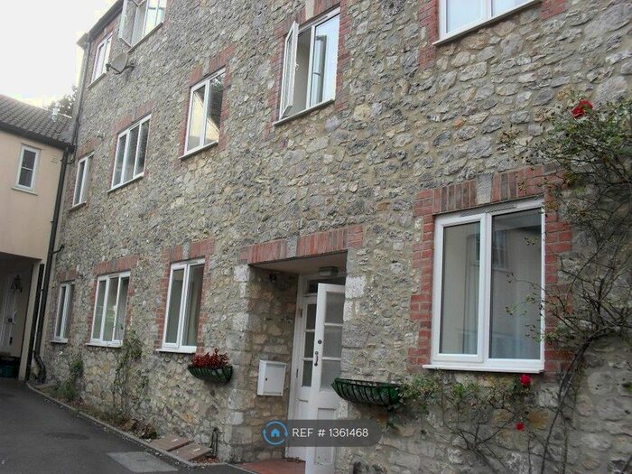 1 Bedroom Flat To Rent In Combe Street, Chard, TA20