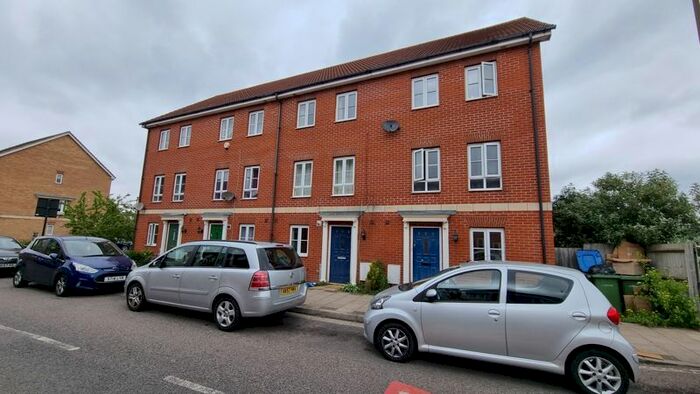 4 Bedroom Town House To Rent In Battery Road, West Thamesmead, London, SE28