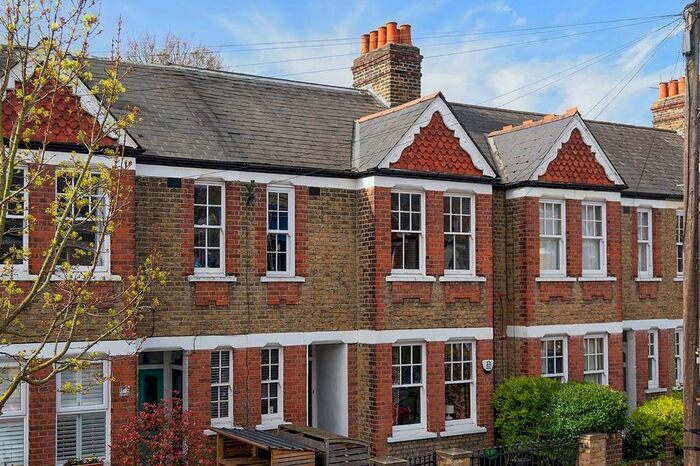 3 Bedroom Flat To Rent In Chilton Road, Richmond, Surrey, TW9