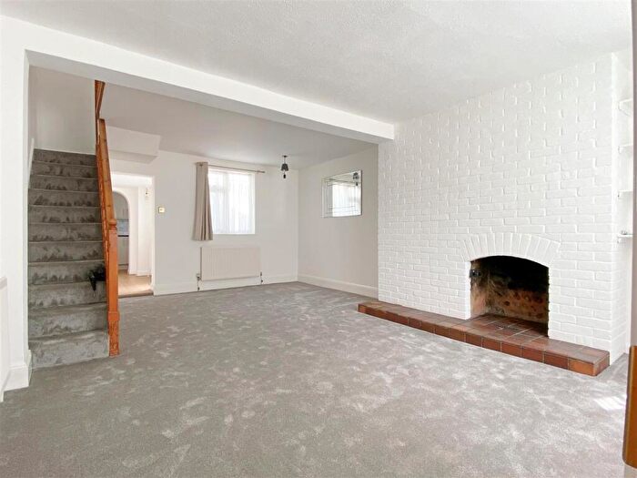 2 Bedroom Terraced House To Rent In North Gardens - Townhouse With Parking, BN1