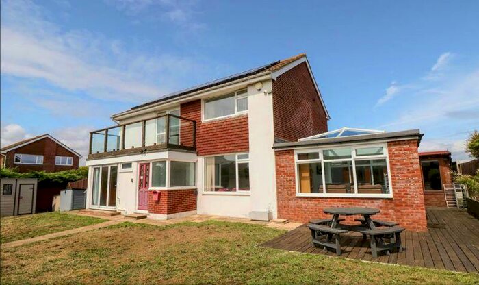 4 Bedroom House To Rent In Hayling Island, PO11