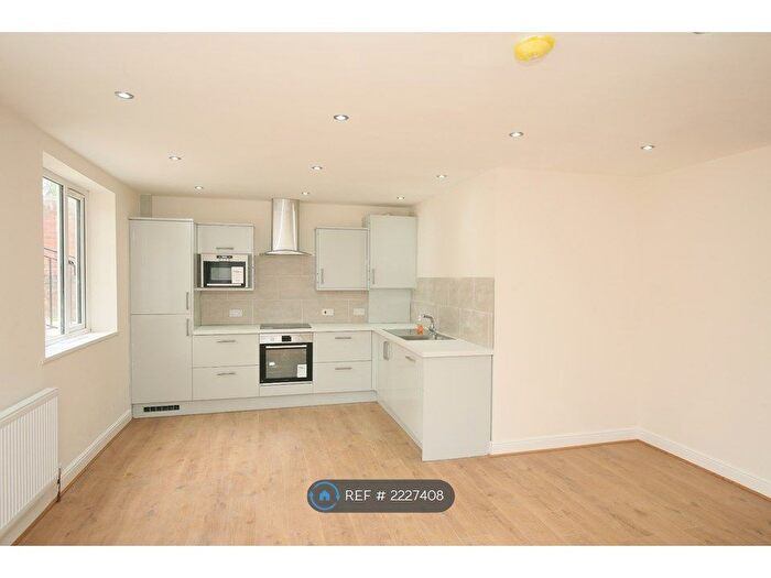 2 Bedroom Flat To Rent In Lidgett Lane, Leeds, LS17