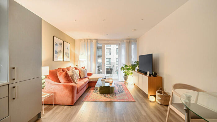 2 Bedroom Flat For Sale In Frank Searle Passage, Walthamstow, E17