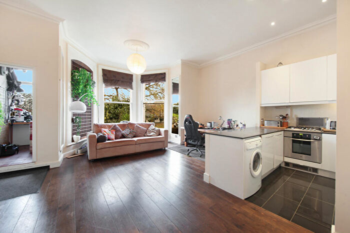 1 Bedroom Flat For Sale In Grove Park, London, Greater London, SE5