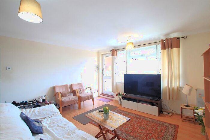 2 Bedroom Flat To Rent In Travellers Way, Hounslow, TW4