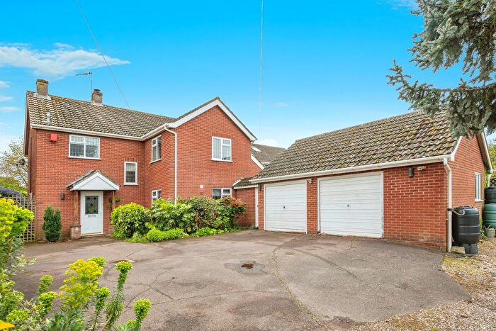 4 Bedroom Detached House For Sale In Lake View Close, Lenwade, Norwich, NR9