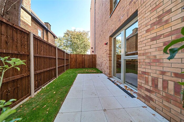2 Bedroom Flat For Sale In Hadlow Road, Sidcup, DA14