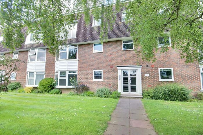 2 Bedroom Flat For Sale In Greystone Avenue, Worthing, BN13