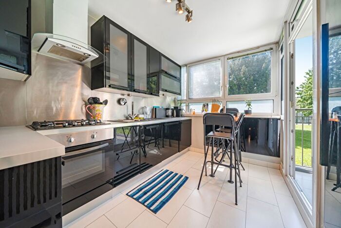 2 Bedroom Flat To Rent In Winterfold Close, Southfields, London, SW19