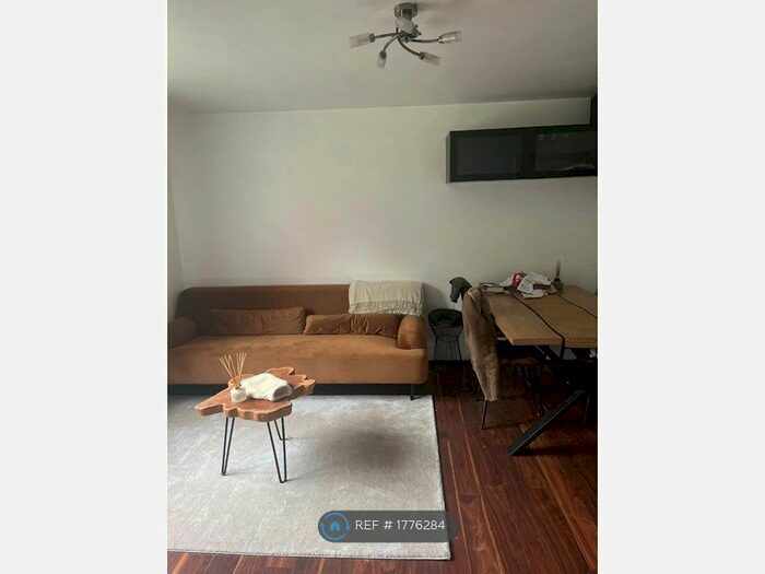 2 Bedroom Flat To Rent In Blackdown Close, London, N2