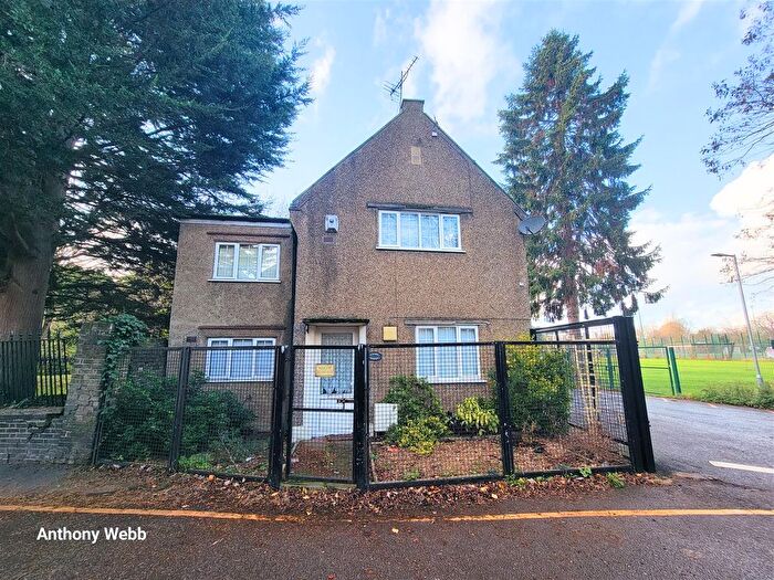 3 Bedroom Detached House For Sale In Holly Walk, Enfield, EN2