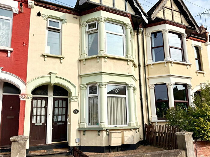 1 Bedroom Apartment For Sale In Silverdale Avenue, Westcliff-on-sea, SS0
