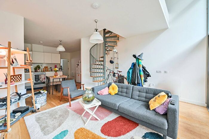 2 Bedroom Flat To Rent In Crampton Street, Elephant And Castle, London, SE17