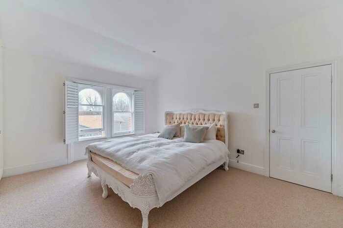 2 Bedroom Flat For Sale In Farquhar Road, Crystal Palace, London, SE19