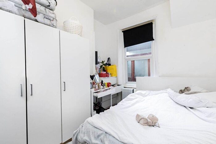3 Bedroom Flat To Rent In Milman Road, Queens Park, NW6