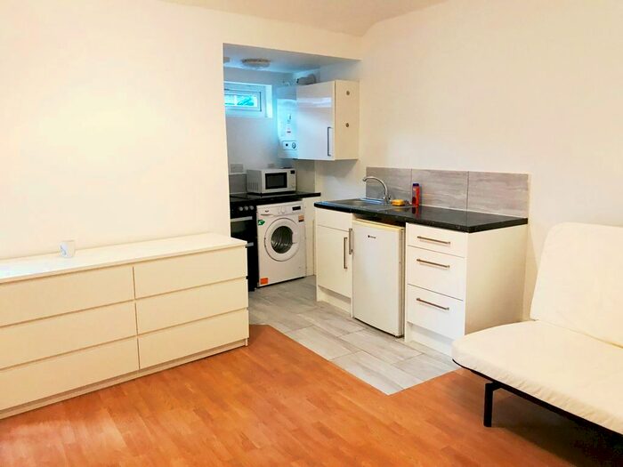 Studio To Rent In Oatlands Drive, Weybridge, KT13