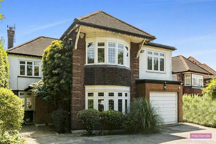 4 Bedroom Detached House To Rent In The Green, Southgate, N14