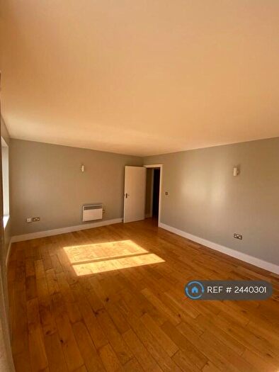 2 Bedroom Flat To Rent In Llanvanor Road, London, NW2