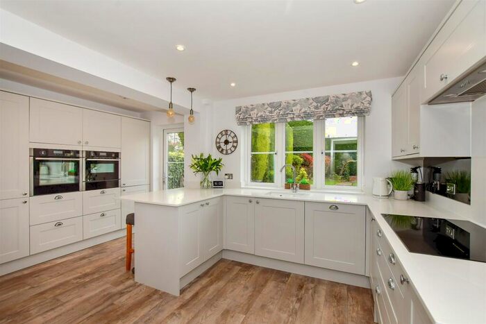 4 Bedroom Detached House For Sale In Broomfields, Hartley, Longfield, Kent, DA3