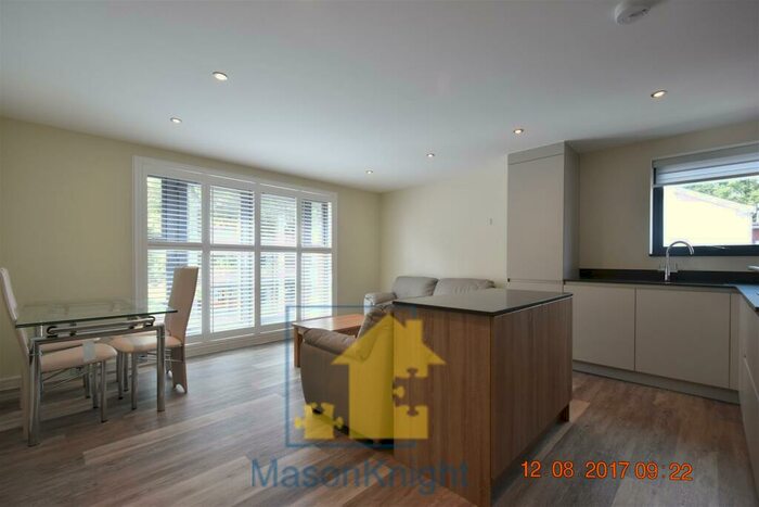 2 Bedroom Flat To Rent In Shirley, Solihull, B90