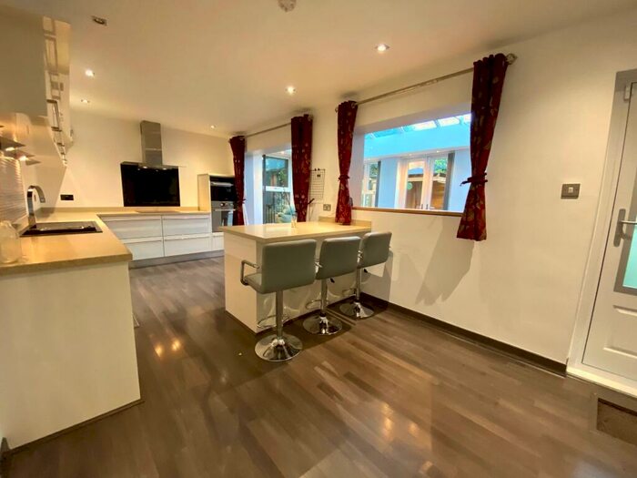 4 Bedroom Detached House To Rent In Far View Crescent, Huddersfield, HD5