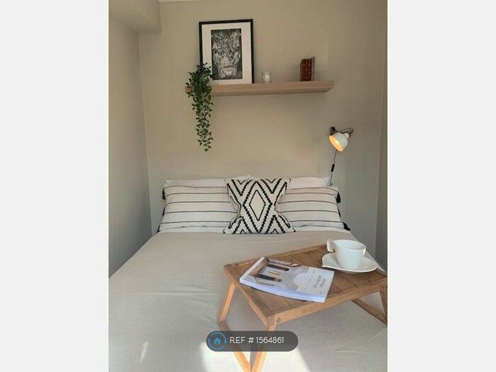 6 Bedroom Terraced House To Rent In Nightingale Shott, Egham, TW20