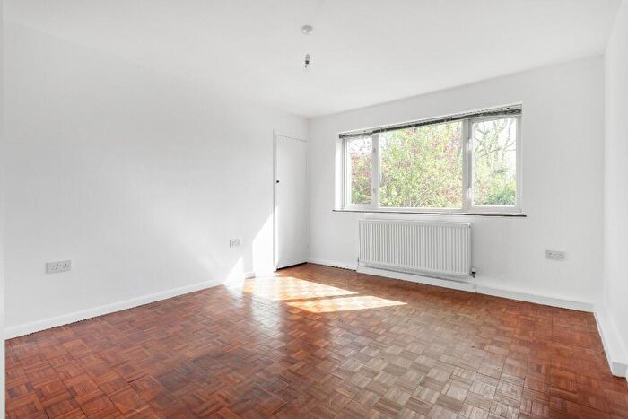 2 Bedroom Apartment To Rent In Falmouth Avenue, E4