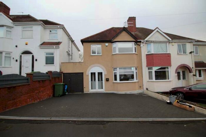 3 Bedroom Semi-Detached House To Rent In Dingle Road, Dudley, West Midlands, DY2