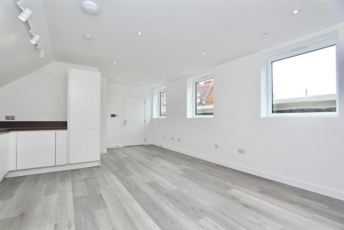 1 Bedroom Flat To Rent In Brooke Road, N16