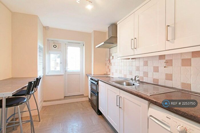 3 Bedroom Flat To Rent In Perth Court, London, SE5