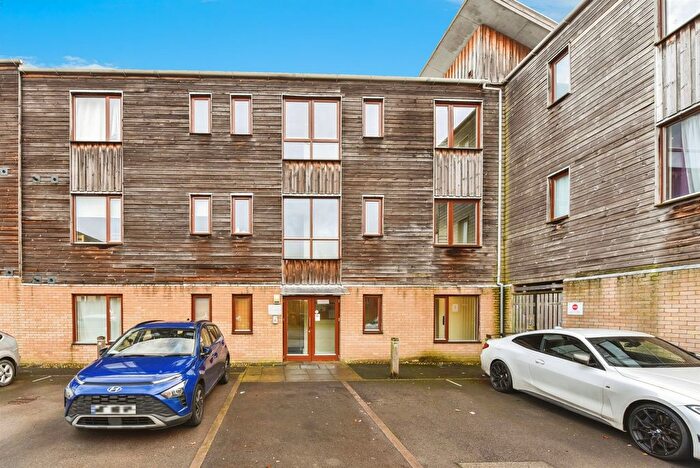 2 Bedroom Flat For Sale In Cowleaze, Chippenham, SN15