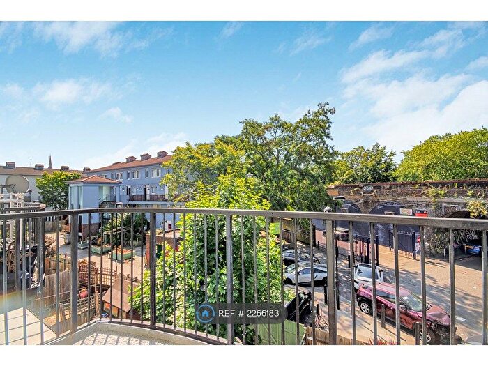 3 Bedroom Maisonette To Rent In Ibis Court, London, SE8