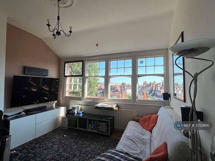 2 Bedroom Flat To Rent In Queens Avenue, London, N10