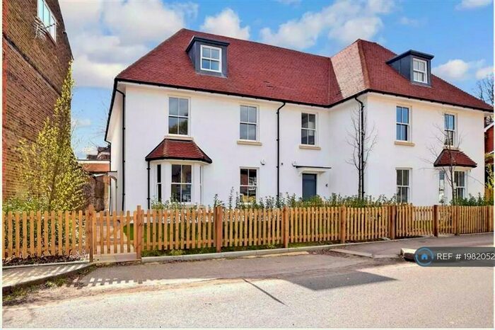 1 Bedroom Flat To Rent In Hatchlands Road, Redhill, RH1