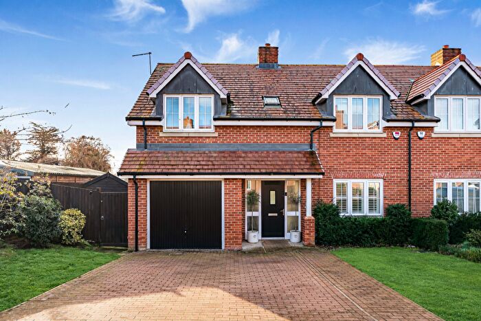 4 Bedroom Semi Detached House For Sale In The Stables, Pottersheath, AL6