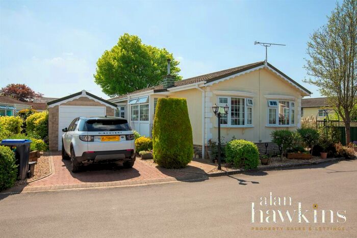 2 Bedroom Park Home For Sale In Lillybrook Estate, Lyneham, Chippenham, SN15
