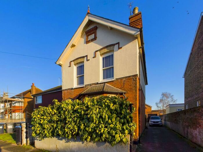 3 Bedroom Detached House To Rent In Surrey, KT16