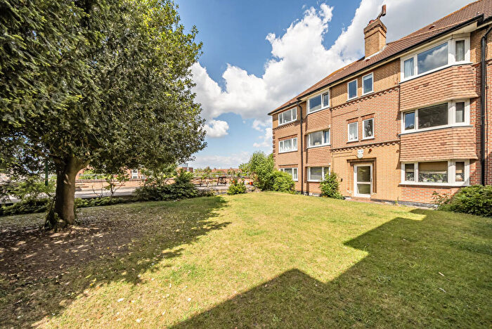2 Bedroom Flat For Sale In South Bank, Surbiton, KT6
