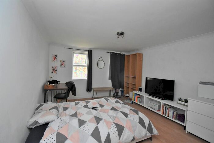 Studio To Rent In Rushey Green, London, SE6