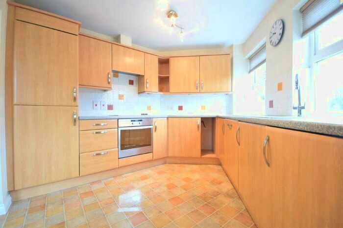 2 Bedroom Flat To Rent In Cheney Court, Pinewood Avenue, Crowthorne, Berkshire, RG45