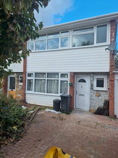 3 Bedroom Semi-Detached House To Rent In Fauna Close, Romford, RM6
