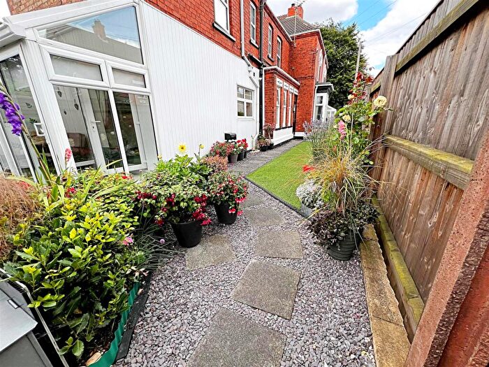 4 Bedroom End Of Terrace House For Sale In Legsby Avenue, Grimsby, N.E. Lincs, DN32