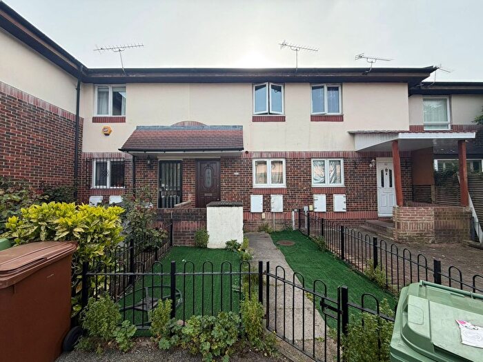 3 Bedroom Flat To Rent In Chaucer Drive, London, SE1