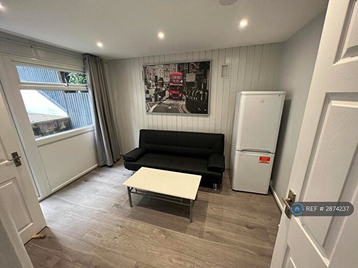 5 Bedroom Semi-Detached House To Rent In Pomfret Avenue, Luton, LU2