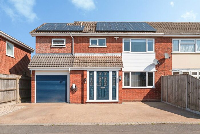 3 Bedroom Semi Detached House For Sale In Whitelands, Fakenham, NR21