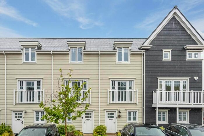 3 Bedroom Town House To Rent In Sunapee Road, Reading, RG2