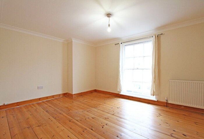 2 Bedroom Flat To Rent In High Street, Banbury, Oxon, OX16