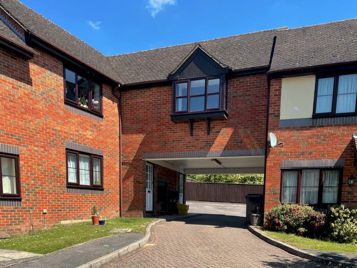 Flat To Rent In The Cloisters, HP13