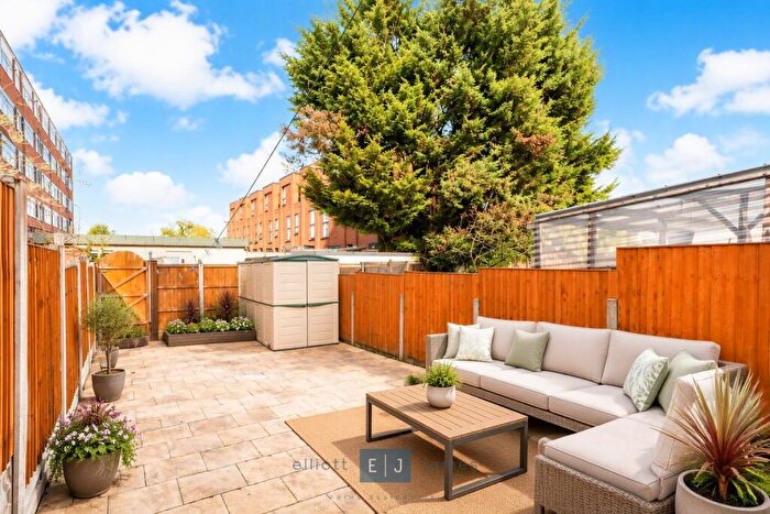 2 Bedroom Apartment To Rent In Gordon Road, London, E18