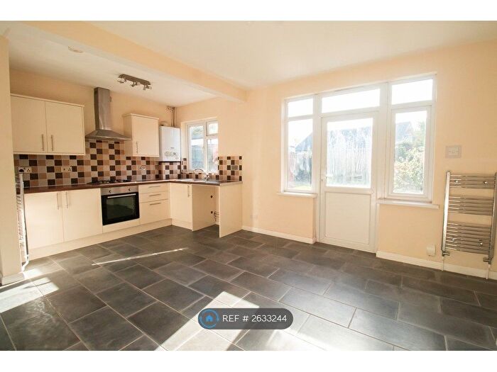 3 Bedroom Semi-detached House To Rent In Roehampton Drive, Wigston, LE18